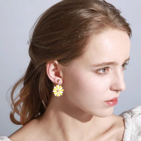 Daisy s925 silver needle earrings can be worn without pierced ears